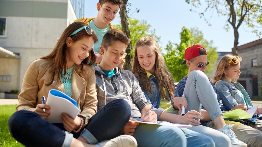 Študenti McKinnon Secondary College odkladajú svoje mobily ráno do skriniek a vyberajú ich až pri odchode zo školy.