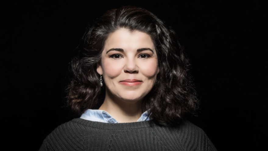 Viesť dobrý rozhovor nedokáže každý. Dlhoročná novinárka a moderátorka Celeste Headlee sa vďaka rokom skúseností naučila, ako viesť s ľuďmi zmysluplnú konverzáciu.