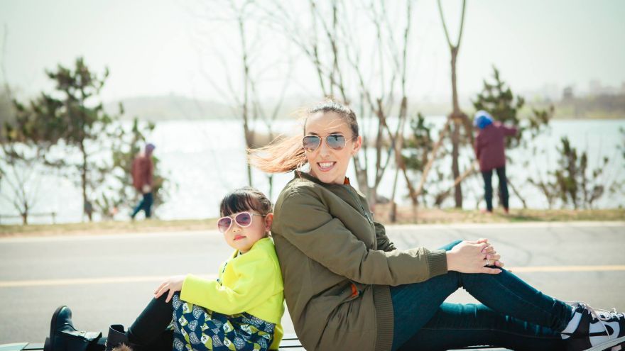 DANKA ČERMÁKOVÁ je Slovenka žijúca v Číne. Hovorí, že učiť bohaté čínske deti o Európe je prestíž. (Na obr. Danka Ćermáková s jednou zo svojich žiačok.)