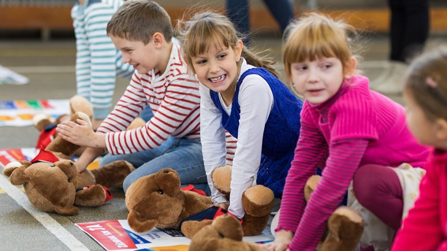 Projekt ZÁCHRANA SOM JA vzdeláva žiakov základných škôl v oblasti prvej pomoci, záchrany života a prevencie pred úrazmi.
