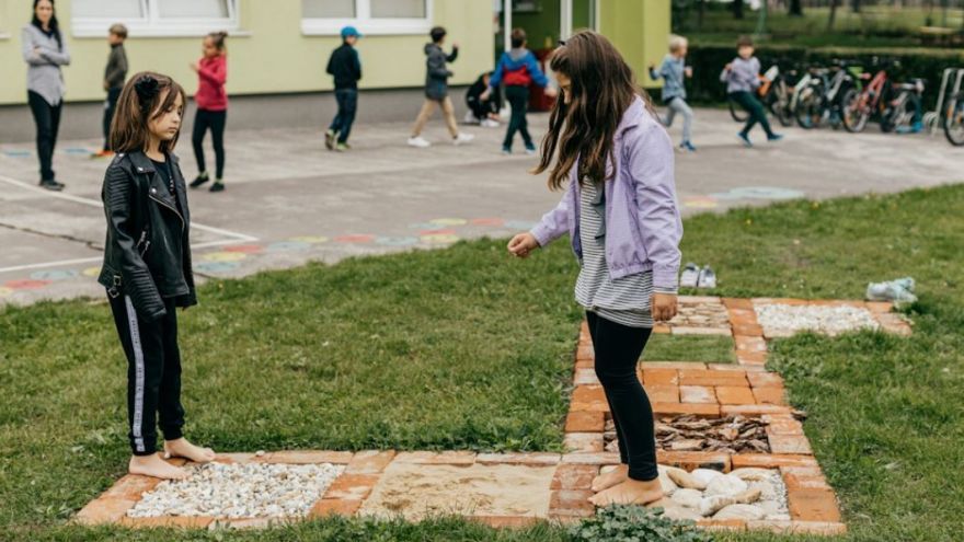 Náučný chodník v ZŠ v Čataji, ktorý vznikol vďaka zberu starých mobilov.