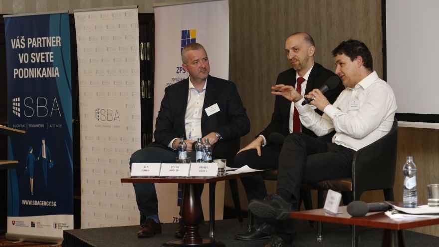 Zľava: Ján Uriga (PwC), Peter Bolcha (Anglo-americká vysoká škola) a Ondřej Bárta (Franklin Covey)