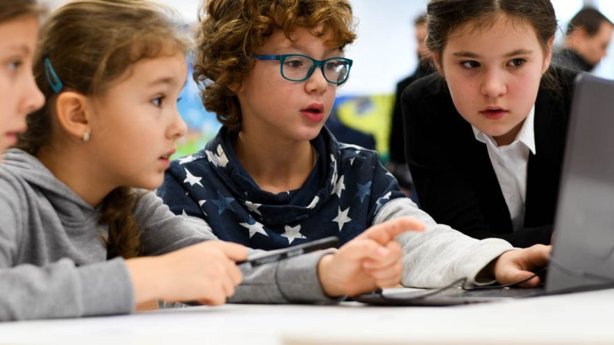 Deti zo ZŠ Benkovej v Nitre pri tímovej spolupráci pri hre Minecraft Education zameranej na environmentálne problémy. / Foto: Zuzana Gránska