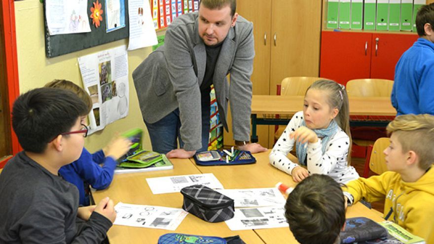 Adam Škopp, špeciálny pedagóg na hodine prírodovedy na ZŠ Karloveská 61 v Bratislave / Foto: Orange