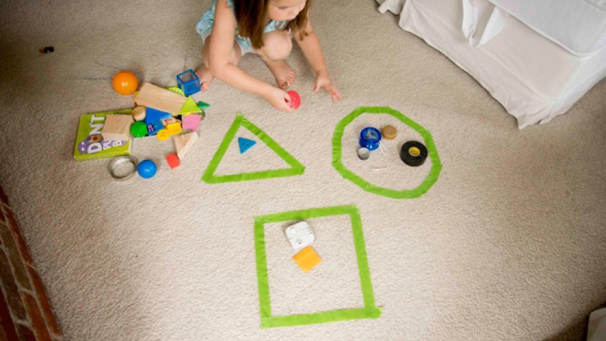 Triedenie geometrických tvarov pomocou reálnych predmetov. Foto: busytoddler.com