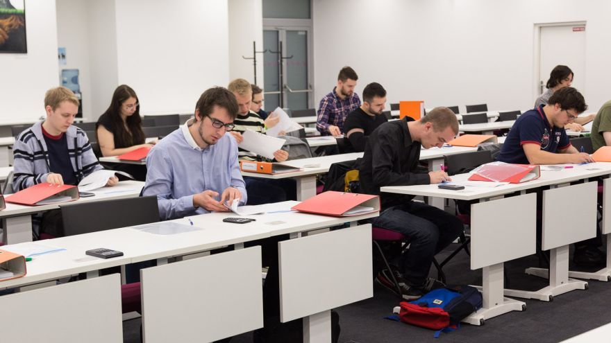 Úspešní absolventi po troch rokoch štúdia podľa nemeckého modelu získali okrem vedomostí, skúseností a titulu diplomovaný špecialista aj certifikát odbornej spôsobilosti.
