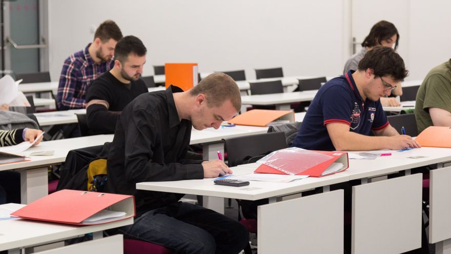 Záverečná absolventská skúška pozostávala z technickej, projektovo-ekonomickej a pracovno-právnej oblasti.