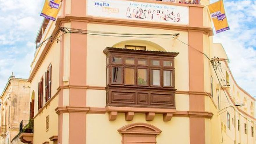 Strešná terasa v jazykovej škole Maltalingua je študentmi veľmi obľúbená a využívaná.