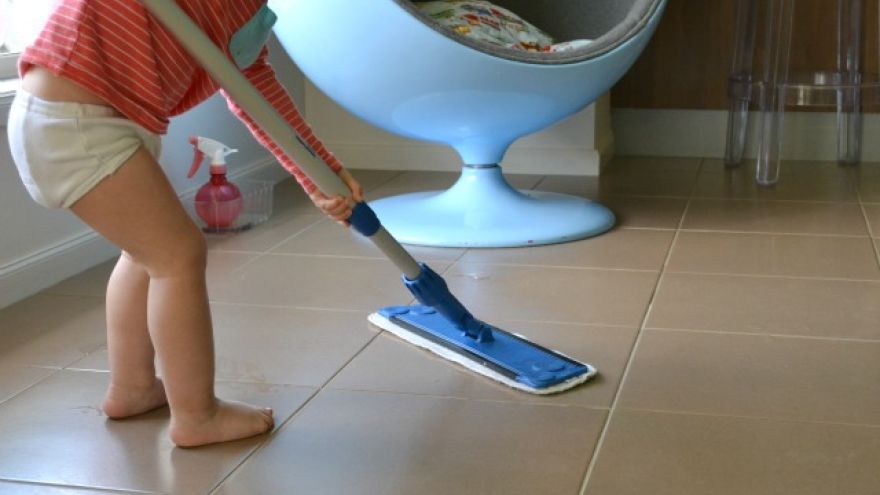 Mopy, metly či handry na podlahu budú pre vaše deti iste veľkým lákadlom.