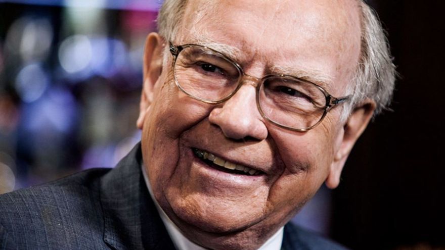 Warren Buffett s Billom Gatesom v roku 2010 spolu založili nadáciu Giving Pledge, ktorá dnes disponuje objemom peňazí vo výške 365 miliárd dolárov.