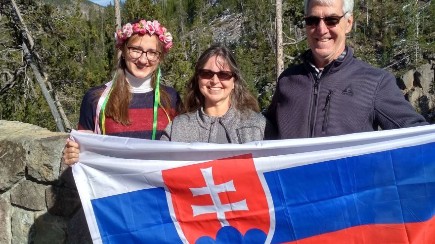 Štúdium na strednej škole v USA zadarmo - výmenná študentka Kristína s americkými rodičmi / Foto: KS