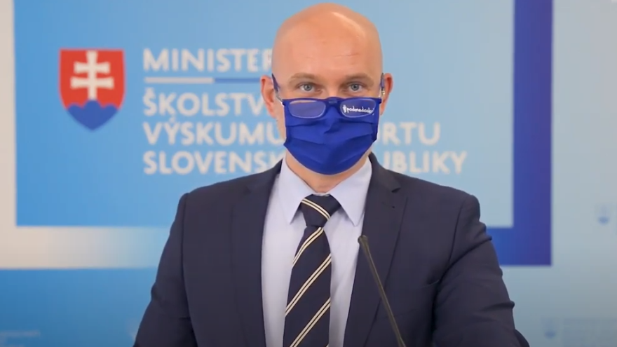 Šéf rezortu školstva Branislav Gröhling vysvetlil nové pravidlá, ktoré schválila vláda s dopadom na školy. 