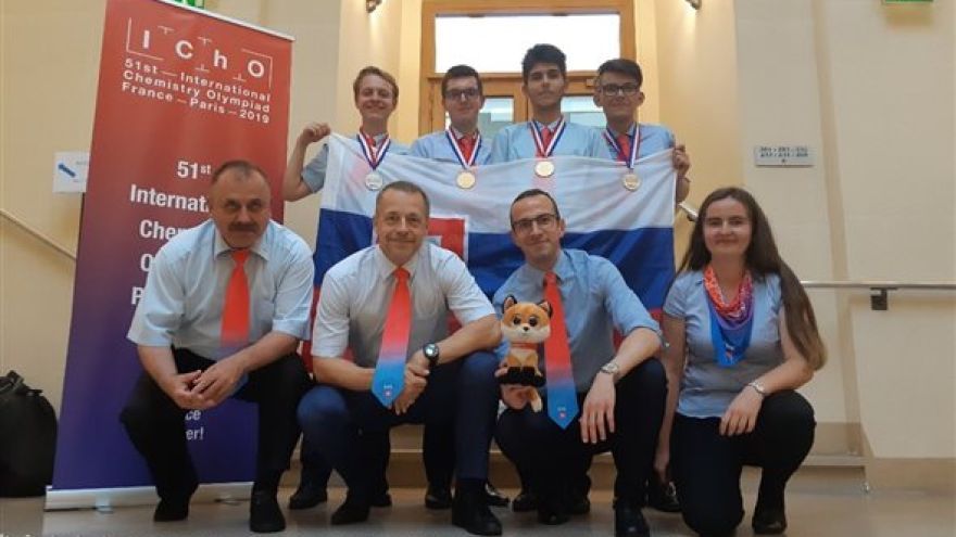 Slovenská delegácia na 51. MChO (zľava dole): Miroslav Kozák, Martin Putala, Erik Szabó, Jela Nociarová;  (zľava hore): Michal Chovanec, Peter Rukovanský, Andrej Kovács, Samuel Novák.