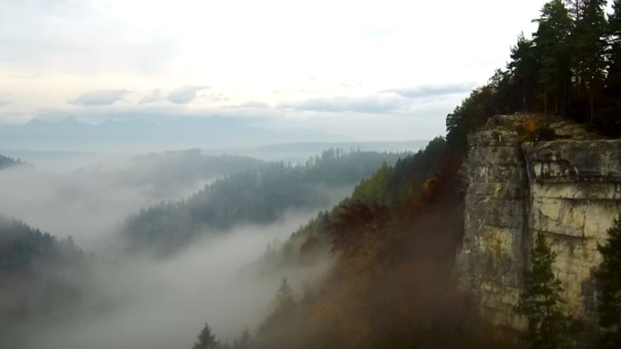Študenti mali pripraviť krátky film o jeseni. Tretiak Jaro Stupák svojím videom vyrazil dych učiteľovi i spolužiakom. 