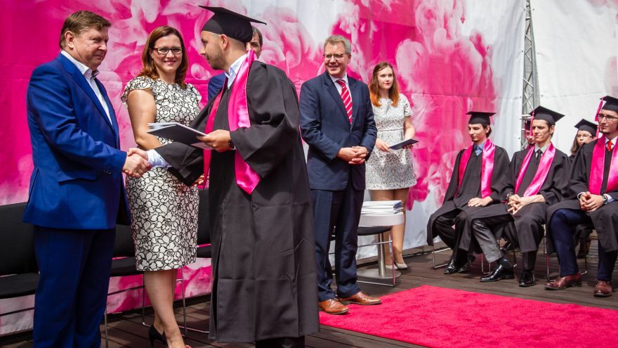 V Košiciach pribudne v júni 18 absolventov vyššieho odborného štúdia s prvkami duálneho vzdelávania poskytovaného Strednou priemyselnou školou elektrotechnickou v Košiciach v partnerstve so spoločnosťou T-Systems Slovakia. 