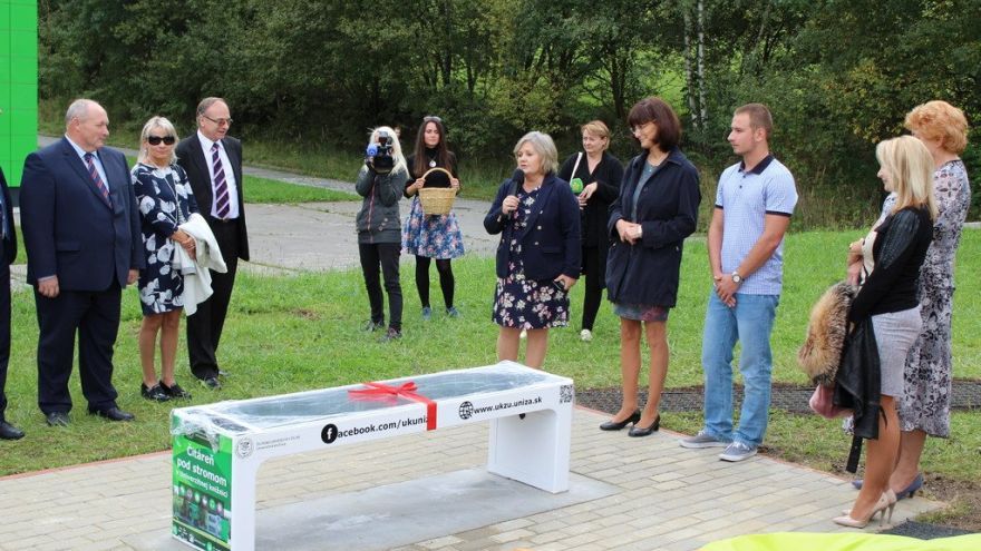 Nová lavička pomocou ekologických solárnych panelov umožní bezdrôtové alebo USB nabíjanie mobilného zariadenia, internetové pripojenie vhodné na surfovanie či sťahovanie aktualizácií.