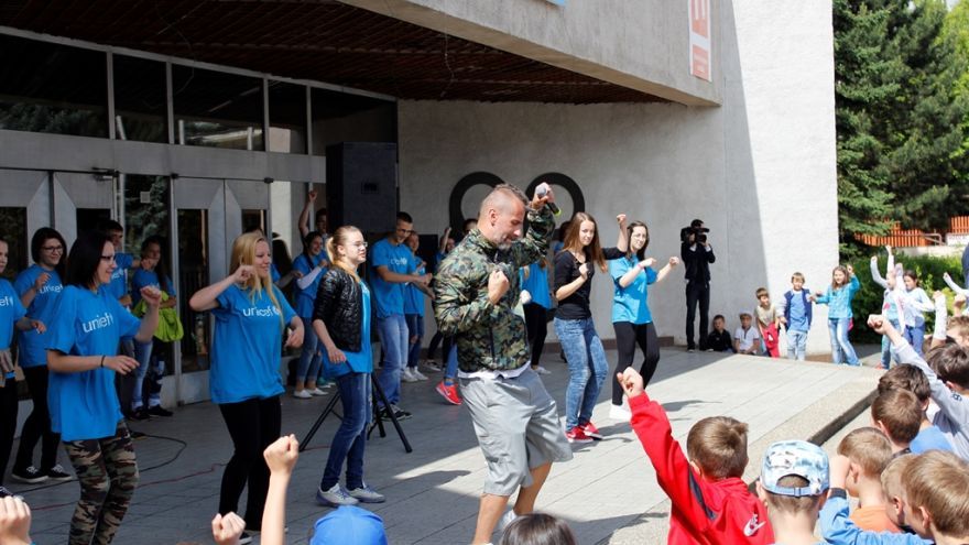 Jaro Bekr príde rozprávať v rámci podujatia Modrý gombík deťom zo ZŠ Tilgnerova v Bratislave o deťoch z východnej časti Ukrajiny postihnutej ozbrojeným konfliktom.