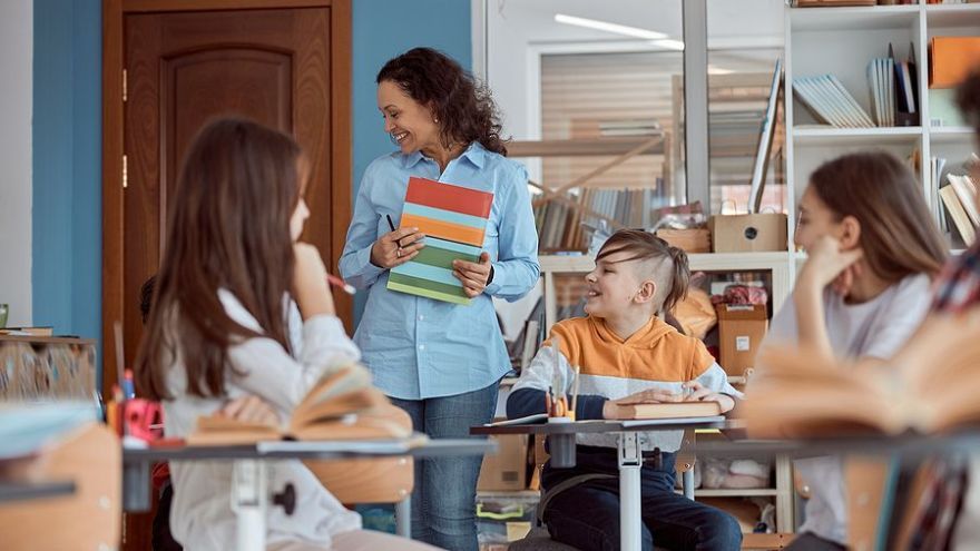 Hra je činnosť, pri ktorej sa dieťa veľa naučí, prostredníctvom ktorej sa pripravuje na prácu a na svoj budúci život. V hre sa rozvíjajú predovšetkým rozumové schopnosti, zručnosti a návyky, základné charakterové vlastnosti.