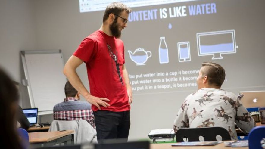 Ak  dnes vlastní dieťa počítač a má prístup k internetu, nemusí to vždy skončiť len pri pozeraní videí, alebo hraní online hier, prípadne aktivitách na sociálnych sieťach.