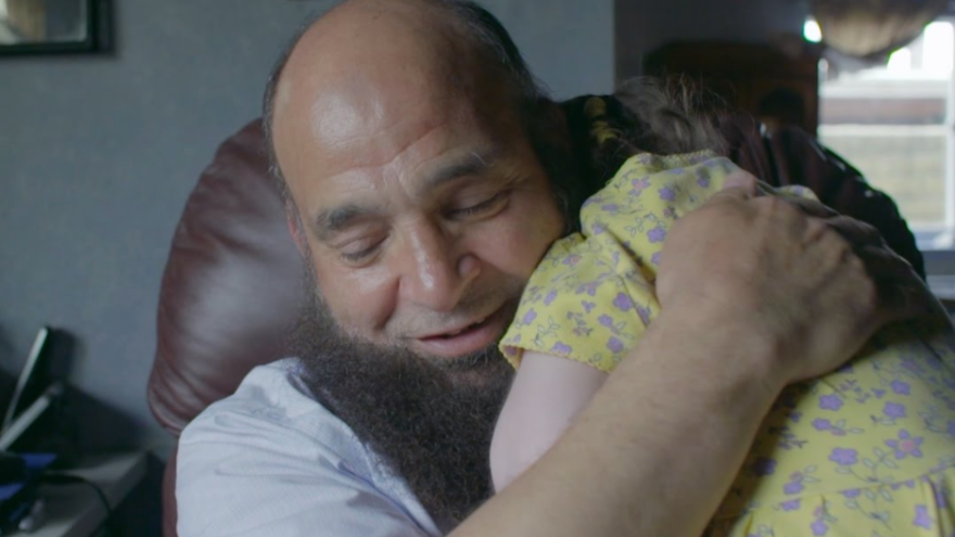 Mohamed Bzeek sa rozhodol po smrti svojej manželky zvyšok svojho života obetovať deťom, ktoré majú mimoriadne ťažký osud. 