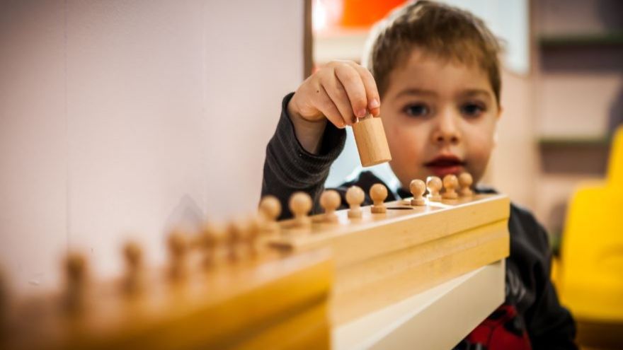 Montessori metódu učenia vymyslela Talianka Maria Montessori, ktorá bola presvedčená, že každý dokáže napredovať, ak sa k nemu správne pristupuje.