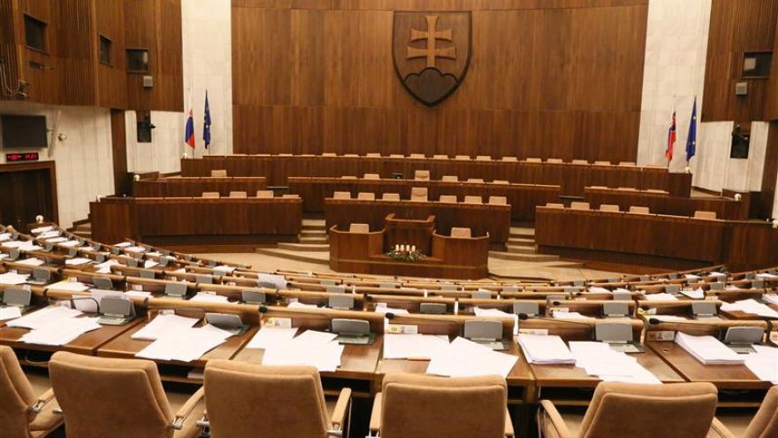 Poslanec strany Sloboda a Solidarita (SaS) a tímlíder strany pre školstvo Branislav Gröhling upozorňuje, že odchod ministra Petra Plavčana je neštandardný.