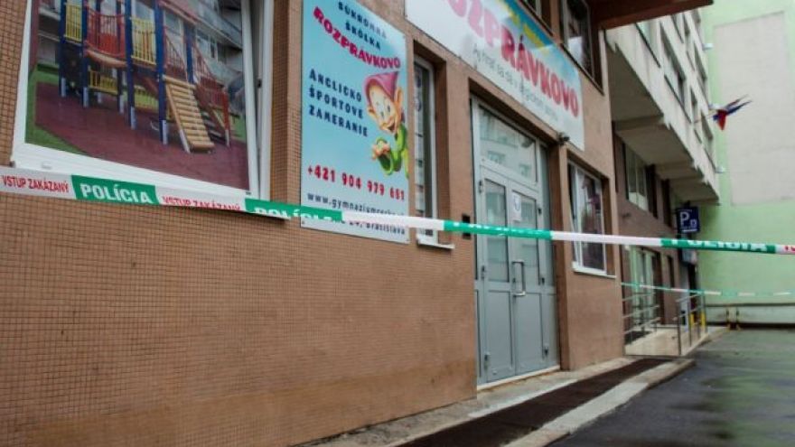 Omietka s rozmermi približne dva krát štyri metre spadla zo stropu na deti počas obedu.