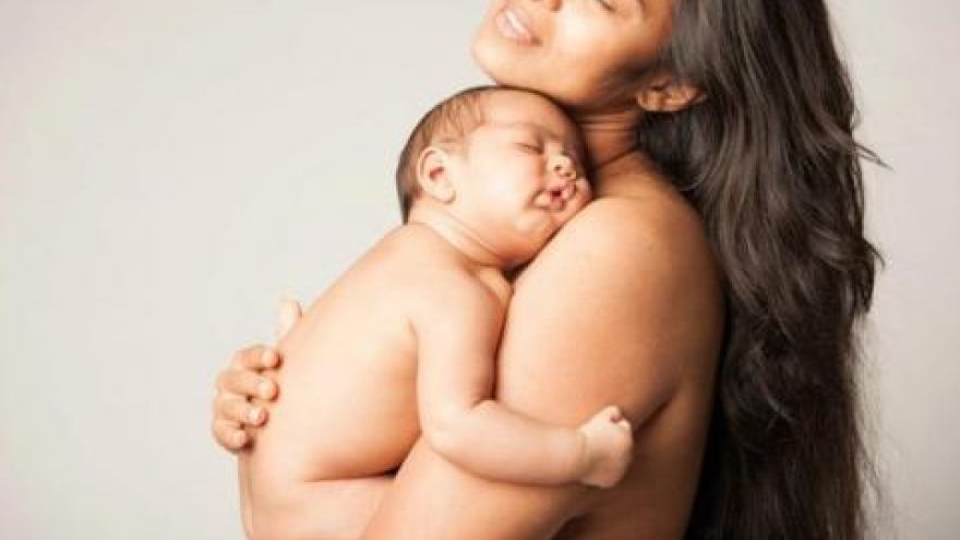 Ženské telo po pôrode bez akýchkoľvek zásahov v Photoshope sa pokúsila zachytiť fotografka Jade Beall.