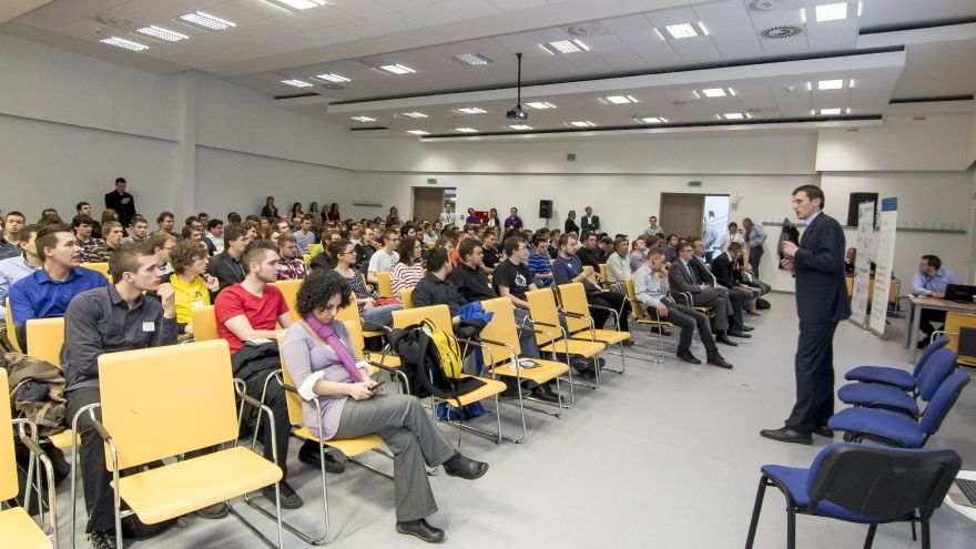 V utorok 9. apríla si približne 300 študentov prišlo pozriet Night of chances.