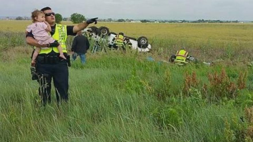 Policajt pri vážnej dopravnej autonehode rodiny neváhal a postaral sa o dievčatko ako najlepšie vedel. 