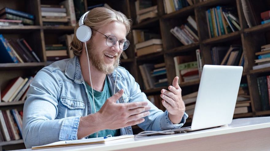 Učiteľ aj pri online učení potrebuje od žiakov spätnú väzbu, pretože si potrebuje overiť, či učivu rozumejú.