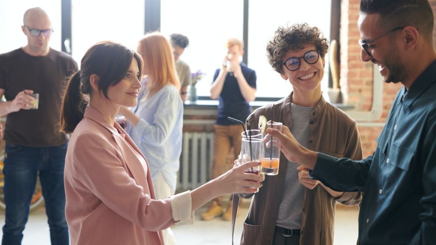 Networking je označenie pre vytváranie vzťahov medzi ľuďmi, vzájomnú výmenu informácií a udržiavanie osobných kontaktov, ktoré následne vedú k vytvoreniu siete konexií. 