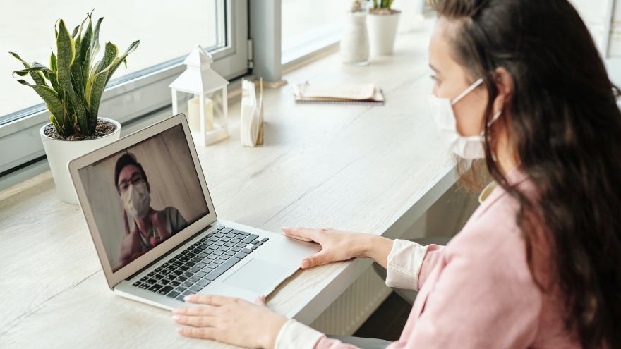 Online skúšky pozostávali z obhajoby písomnej práce a zo štátnej skúšky.