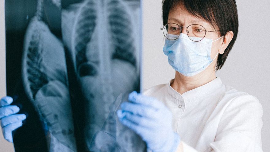 V boji proti ochoreniu COVID-19, iným ochoreniam a pooperačným stavom môže v nemocniciach pomôcť systém telemedicíny. 