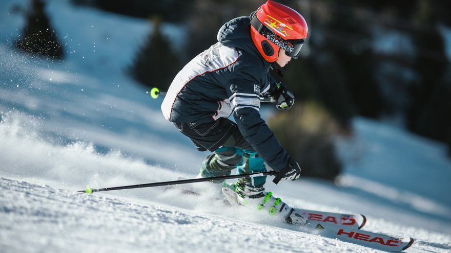 Príspevky na lyžiarsky výcvik a školu v prírode plánuje rezort školstva poskytovať aj v školskom roku 2020/2021.