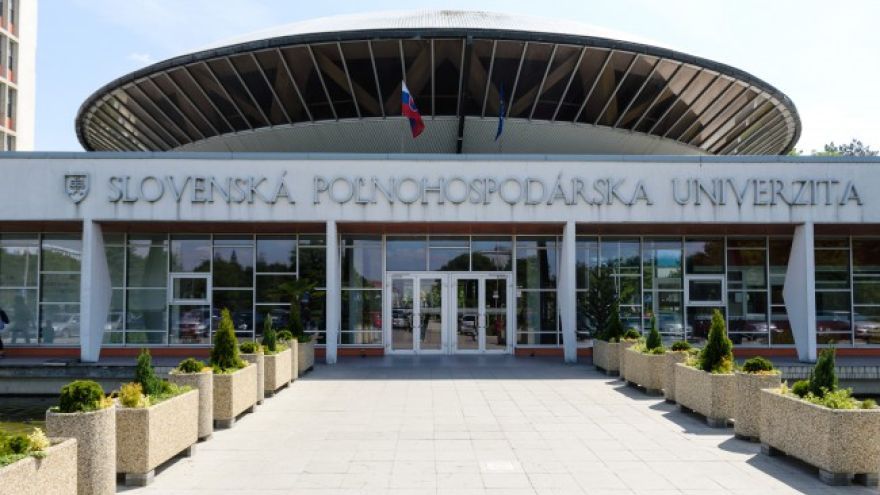 Letná škola zahŕňa prednášky a diskusie zamerané na relevantné a populárne témy v oblasti biologických vied aj praktické workshopy.