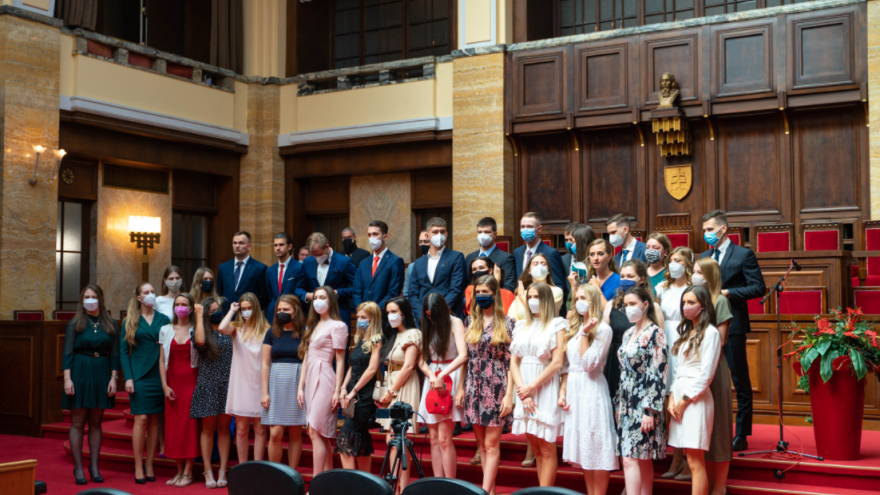 V Aule Univerzity Komenského (UK) v Bratislave sa v pondelok po dvoch rokoch začali slávnostné promócie absolventov. 