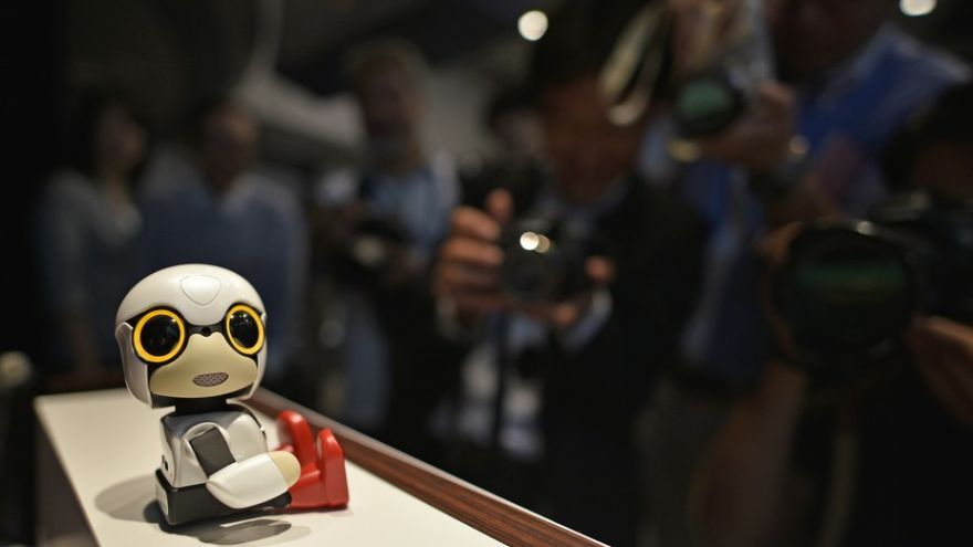 Robotické bábätko Kirobo Mini je vybavený umelou inteligenciou a kamerou, aby dokázalo rozpoznať, kto s ním hovorí. 
