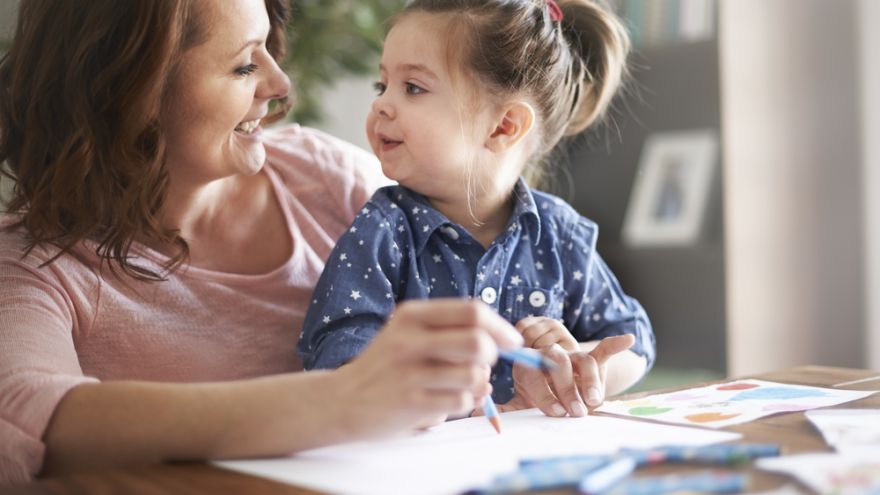 Vzdelané matky, ktoré zostávajú na materskej a rodičovskej dovolenke dlhšie, dokážu pozitívne ovplyvniť IQ dieťaťa. 
