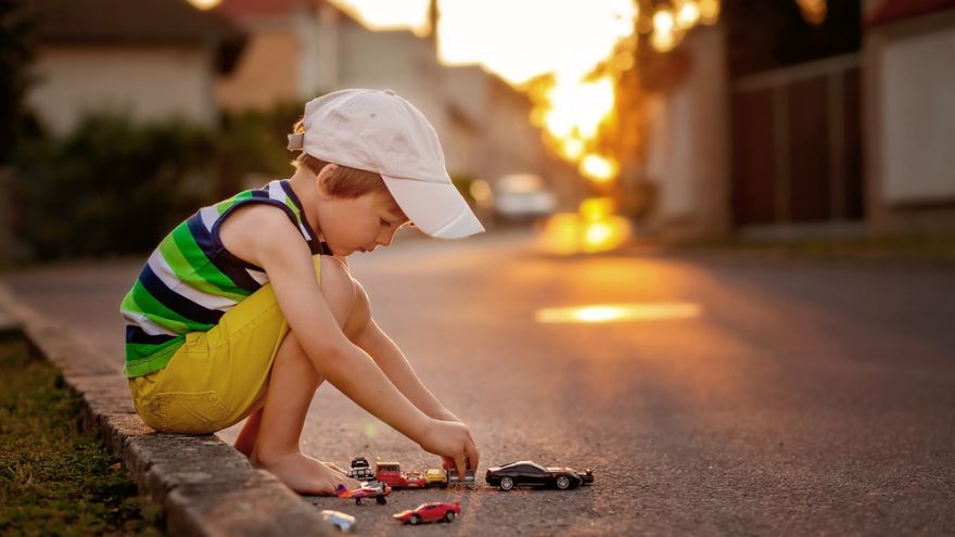 Aj introverti môžu mať skvelú budúcnosť a byť veľmi úspešní, nemusíme ich tlačiť do pódiových vystúpení a detských párty, aby zapadli. 