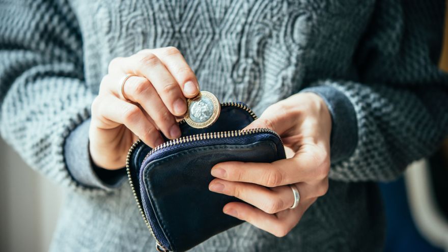 Mnoho ľudí nakupuje často v zľavách. Tento zvyk však nemá len pozitíva - nie vždy pri ňom človek naozaj ušetrí. 