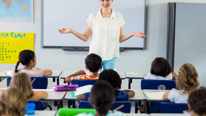 Psychológ tvrdí, že je potrebné nájsť si čas vypočuť každé dieťa, ako aj usmerniť komunikáciu detí medzi sebou vyhradením času v triede a vo vyučovaní.