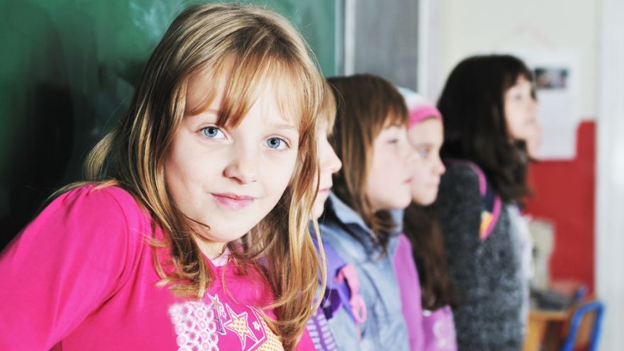 Pri sluchovo postihnutých deťoch je nutné, aby učiteľ vysvetľoval učivo viacerými spôsobmi, inak ho deti často nepochopia.