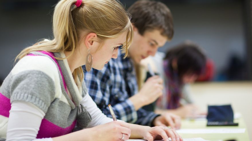  Maturantov čaká budúci týždeň prvá časť maturitnej skúšky. Od utorka 14. marca bude písať maturitné testy 40.730 žiakov na 702 stredných školách s vyučovacím jazykom slovenským, maďarským a ukrajinským. 