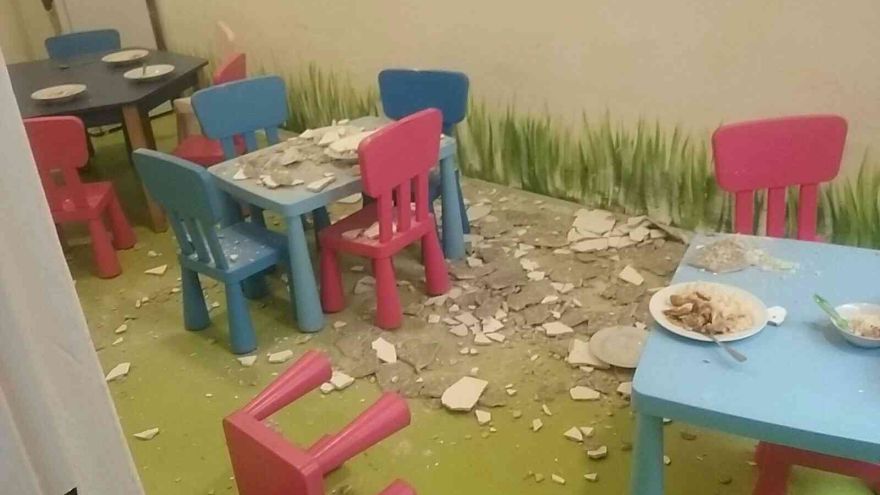 V škôlke na Medenej ulici v Bratislave spadla počas obedu na deti zo stropu omietka. Na mieste momentálne zasahujú hasiči. 