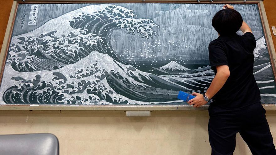Japonský učiteľ Hirotaka Hamasaki ohromuje svojich študentov neobyčajným umením kreslenia kriedou na tabuľu. 
