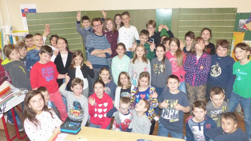 Učiteľ Peter Uhrín so svojimi žiakmi