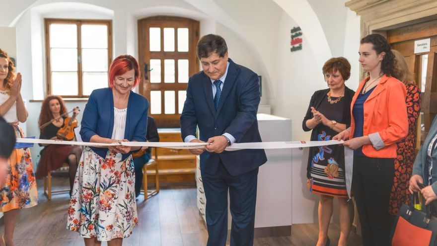 Ján Turňa, generálny riaditeľ Centra vedecko-technických informácií v Bratislave (CVTI SR) a Štefánia Petreková, vedúca múzea.