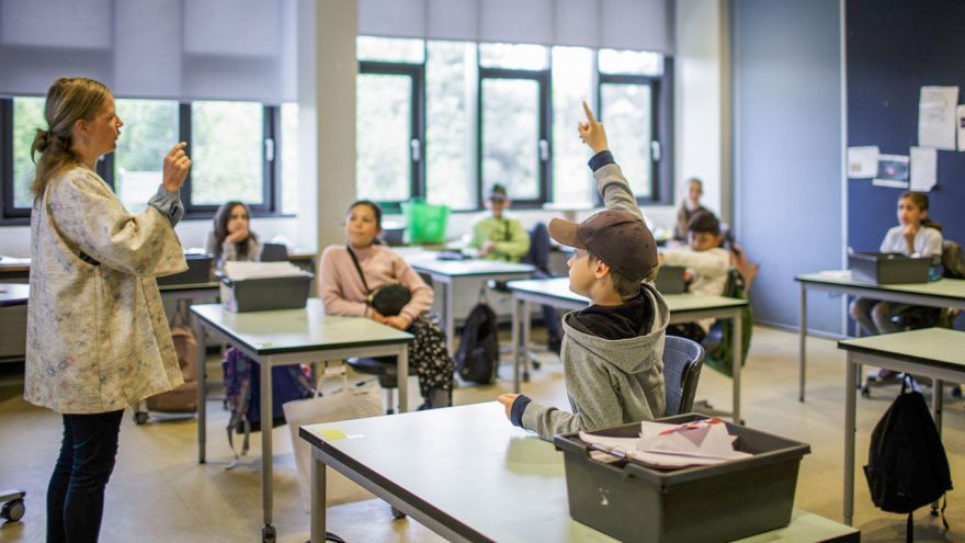 Opätovné otvorenie škôl znamenalo pre všetky krajiny dodržiavanie rôznych opatrení. Niektoré zvolili prísnejší prístup, u iných sa život viac podobá normálu.