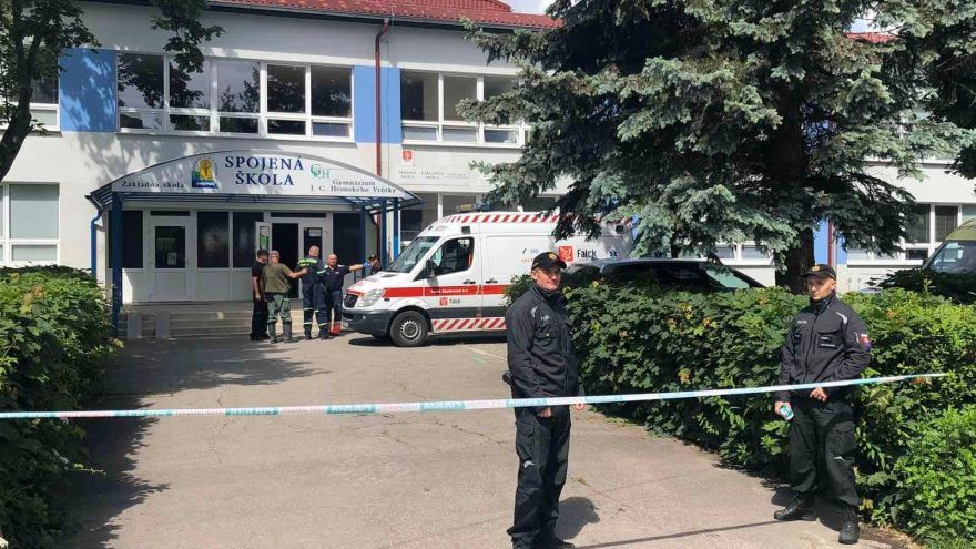 Pri dnešnom incidente na základnej škole vo Vrútkach zomreli dvaja ľudia.